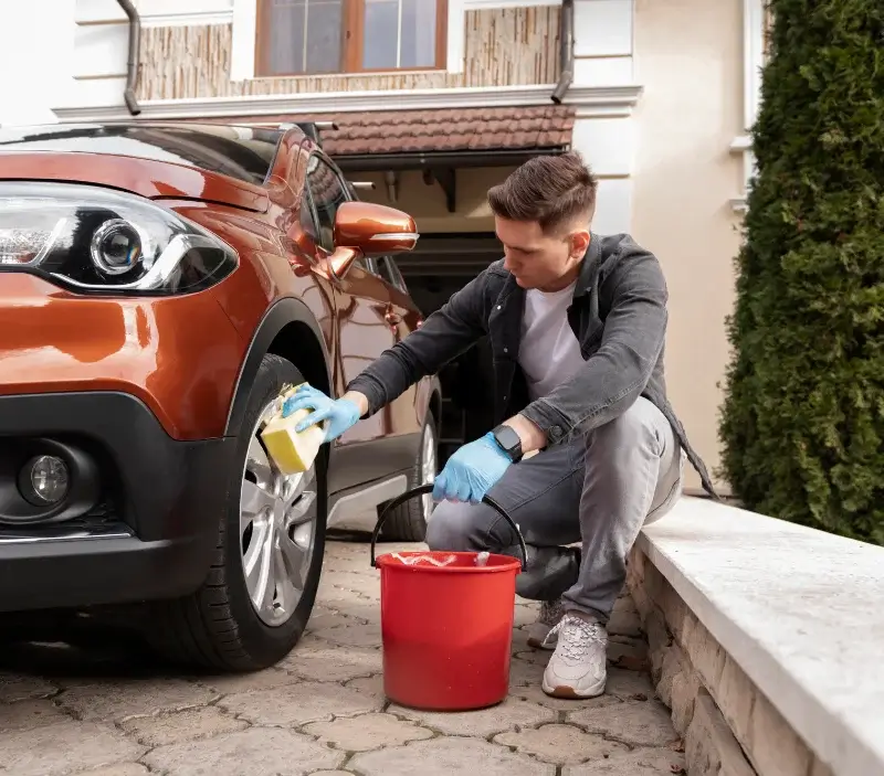 Lavage auto à domicile Le Chambon-Feugerolles : professionnel intervenant sur un véhicule